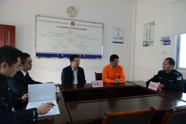 我院執(zhí)行法官與市拘留所工作人員對(duì)本案進(jìn)行調(diào)解,促成被執(zhí)行人履行法律義務(wù).JPG