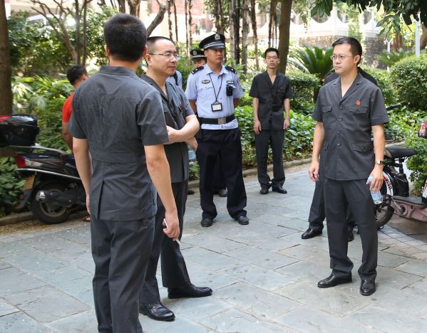 1、執(zhí)行干警們到達(dá)執(zhí)行現(xiàn)場.JPG