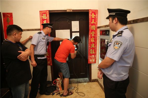 2、法院“破門”強(qiáng)制清場.jpg