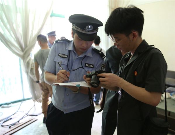 5、執(zhí)行干警對房屋內(nèi)物品進(jìn)行逐一登記.jpg